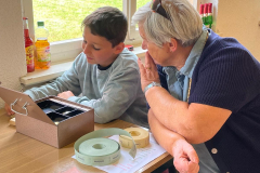 An der Kasse diesmal unser  Kassierer-Azubi