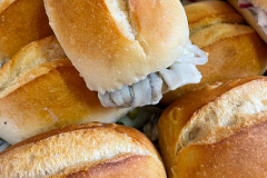 ... bereiten die legendären Fischbrötchen zu